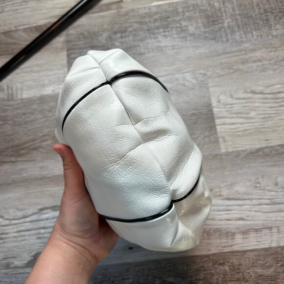 Vintage 90s White Mini Handbag with Black Piping & Kiss-Lock Hook Clasp - Picture 3 of 9